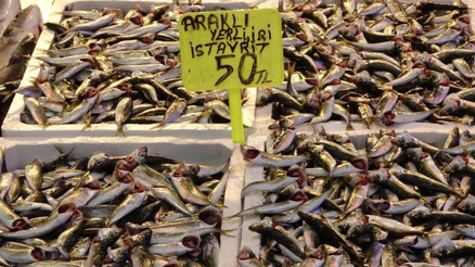 Tezgahlar istavritle dolup taşıyor Tezgahlar istavritle dolup taşıyor