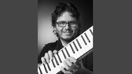 YüzdeYüz İlham Veren Sohbetler Yaptığı müzikle literatüre geçen sanatçı: Evrim Demirel