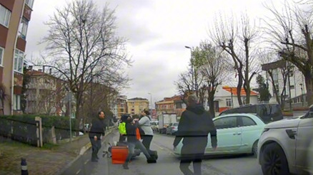 Güngörende yol verme kavgası: Tekme tokat birbirlerine girdiler