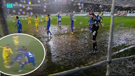 Rizespor - Fenerbahçe maçında zemin isyanı: Maç değil, yüzme yarışması | Fenerbahçede kırmızı kart beklentisi