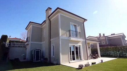 Ünlü şarkıcı iki katlı villasının kapılarını açtı