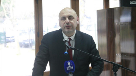 Orhangazi Belediye Başkanı Bekir Aydın kürsüde depremi konuşurken deprem oldu