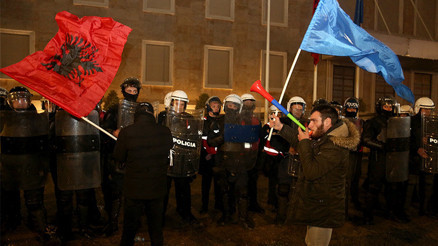 Arnavutluk’ta muhaliflerden hükümet binasına molotof kokteylli saldırı