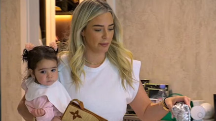 Al canım oyna... Nasıl olsa babanın çok parası var... Milyonluk çantalarını küçük kızına oyuncak etti