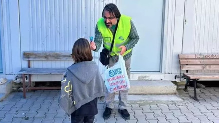 İzmir depreminde oğlunu kaybetmişti... Şimdi Hatayda afetzede vatandaşlara umut oluyor