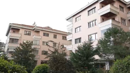 Ünlü isim yeşillikler içindeki evinin kapılarını açtı