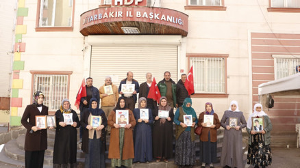 Diyarbakırda evlat nöbetindeki anne: Kızım 10 yıldır yolunu gözlüyorum, gel teslim ol