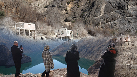 Baraj suları çekilince gün yüzüne çıktı, haberi alan köylüler seyretmeye geldi... Anılarımızı tazeliyoruz