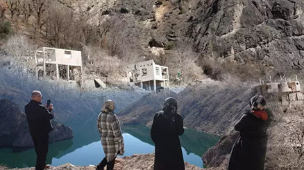Baraj suları çekilince gün yüzüne çıktı, haberi alan köylüler seyretmeye geldi