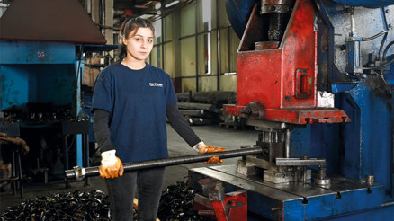 Sanayide kadın devrimi... Ev kadınları kaynakçı, montajcı oldu Sanayide kadın devrimi... Ev kadınları kaynakçı, montajcı oldu