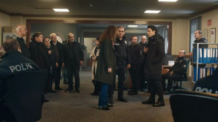 Taş Kağıt Makas ilk bölüm (1. bölüm) izleme ekranı | Taş Kağıt Makas 1. bölüme dama vuran sahne Umut o geceye ait kamera kayıtlarını gördü.... İşte yeni bölüm fragmanı