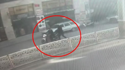 Film gibi kovalamaca kamerada Polis memuru, kuryenin motosikletine binerek saldırganı yakaladı