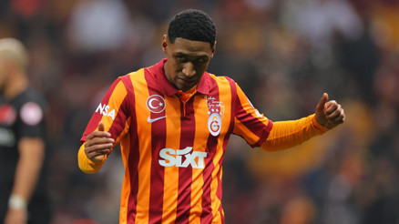 Galatasaray-Fatih Karagümrük maçında tribünlerden tepki Okan Buruk 45 dakika dayanabildi