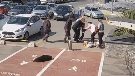 Zabıtanın heimlich manevrası çocuğun hayatını böyle kurtardı