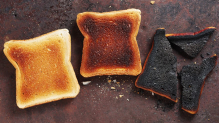 Yanmış ekmekten plastik şişelere... Kansere neden olduğu düşünülen en büyük kanser efsaneleri çürütüldü Yanmış ekmekten plastik şişelere... Kansere neden olduğu düşünülen en büyük kanser efsaneleri çürütüldü