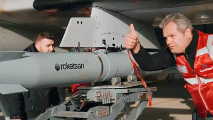 Bayraktar Akıncı, İHA-230 füzesi ile hedefi tam isabetle vurdu