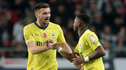 Tadic maçı VR gözlüğüyle izliyor