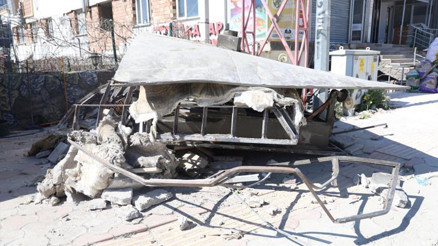 Hatayda hasarlı binadan vinçle çıkarılmak istenen fırın yere çakıldı