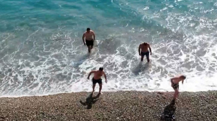 Antalya’da bahar havası, sıcaklığı hisseden denize koştu