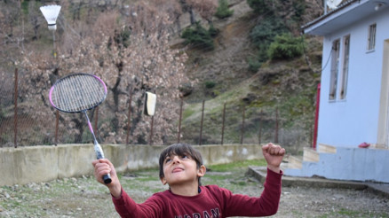 Bir derslikli okulun tek öğrencisi var Teneffüslerde öğretmeni ile badminton, satranç, futbol oynuyor