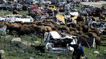 Hatayda enkazdan çıkarılan binlerce hurda araç sahibini bekliyor Hatayda enkazdan çıkarılan binlerce hurda araç sahibini bekliyor