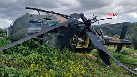 İzmirde askeri helikopter araziye zorunlu iniş yaptı