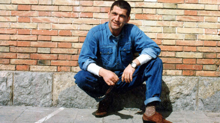 Yeşilçamın en yakışıklı oyuncularından biriydi.... Gurbet ellerde küçük bir kasabada kendi işini kurdu