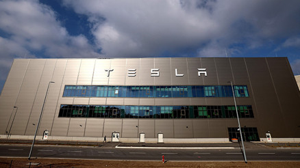 Teslaya yangın şoku Üretim durdu