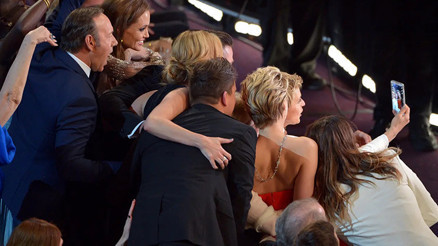 Tarihe geçen fotoğraf lanetli çıktı Selfie çektiren yıldızların 10 yıl içinde başına gelmeyen kalmadı