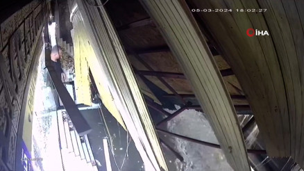 Sağanak iş hanının çatısını çökertti, pazar esnafı son anda kurtuldu