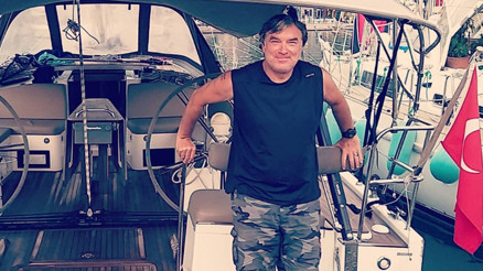 Spor akademisine gitmek isterken kendini Yeşilçamda buldu... Şöhret canımı yaktı dedi ve deniz kenarında bir köye yerleşti