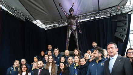 Eda Erdemin heykeli açıldı Fenerbahçe Başkanı Ali Koçtan Aziz Yıldırıma teşekkür