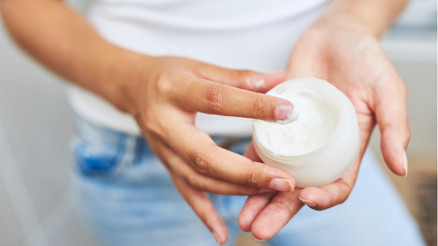 Krem sürmek orucu bozar mı Ramazanda krem sürünce oruç bozulur mu Diyanet açıklamaları Krem sürmek orucu bozar mı Ramazanda krem sürünce oruç bozulur mu Diyanet açıklamaları