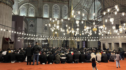 İlk teravih namazı için vatandaşlar camilere akın etti İlk teravih namazı için vatandaşlar camilere akın etti