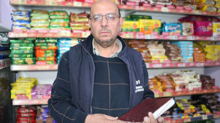 Afyonkarahisarda bakkalın veresiye defterindeki 12 kişinin borcunu ödedi