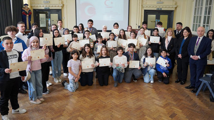 İngiltere’de Türk okulları bilgi yarışmasının galibi Swindon Türk okulu