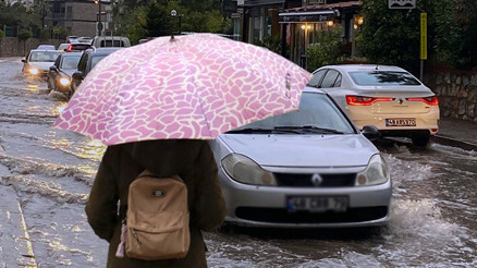 Meteoroloji saat verip uyardı... Kuvvetli sağanak geliyor: Sel, dolu yağışı ve su baskınlarına dikkat