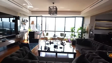 Ünlü sanatçı 4+1 evinin kapılarını açtı