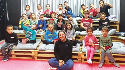 Köy okullarına Alev öğretmen dokunuşu