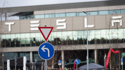 Zarar çok ama Tesla yeniden üretime başladı