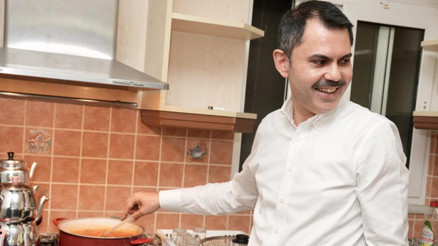 Murat Kurum, üniversiteli Feritcana verdiği sözü tuttu; öğrenci evinde sahur yaptı