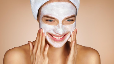 Pişik kremi yüze sürülür mü Dermatoloğun yüzüne pişik kremi sürdüğü video sosyal medyada viral oldu