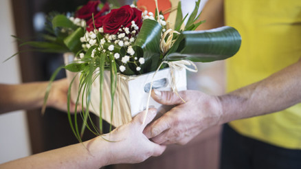 İsimsiz çiçek göndermek taciz midir Şirketlerin isimsiz çiçek yollama seçeneği sunması doğru mu | 5 SORU 5 YANIT