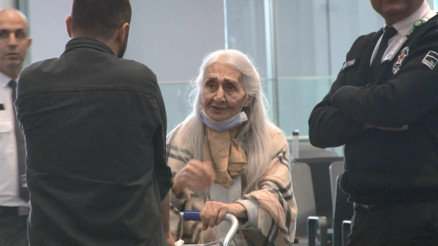 2 aydır İstanbul Havalimanında yaşıyordu... İranlı akademisyen Geri Gönderme Merkezine götürüldü