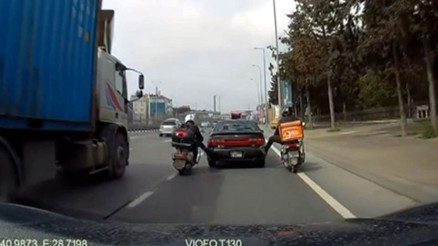 Avcılarda yakıtı biten sürücünün imdadına motosikletliler yetişti Avcılarda yakıtı biten sürücünün imdadına motosikletliler yetişti