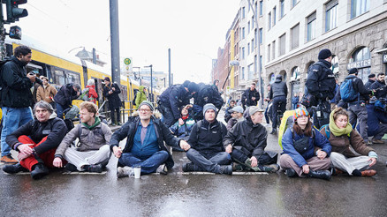 Bu kez sadece slogan atıp yürüdüler