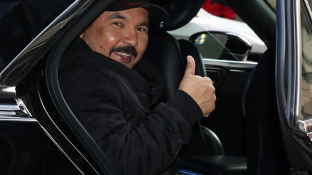 Otoparkta güvenlik görevlisi olarak çalışıyordu... Ünlü sunucunun arabasında uyuyakaldı... Kendini bir TV yıldızı olarak buldu