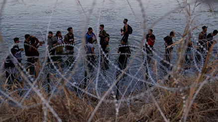 Teksasda göçmen krizi Yüksek Mahkeme yeşil ışık yaktı, Temyiz Mahkemesi askıya aldı