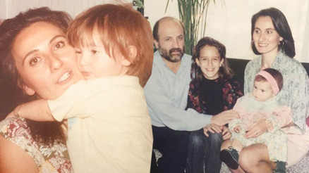 Şimdi görenler abla - kardeş sanıyor... Ben hayatta en çok sana benzemeyi sevdim