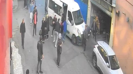 Kağıthanede servis şoförüne levyeli saldırı: Ölümden döndü Dehşet anları kamerada